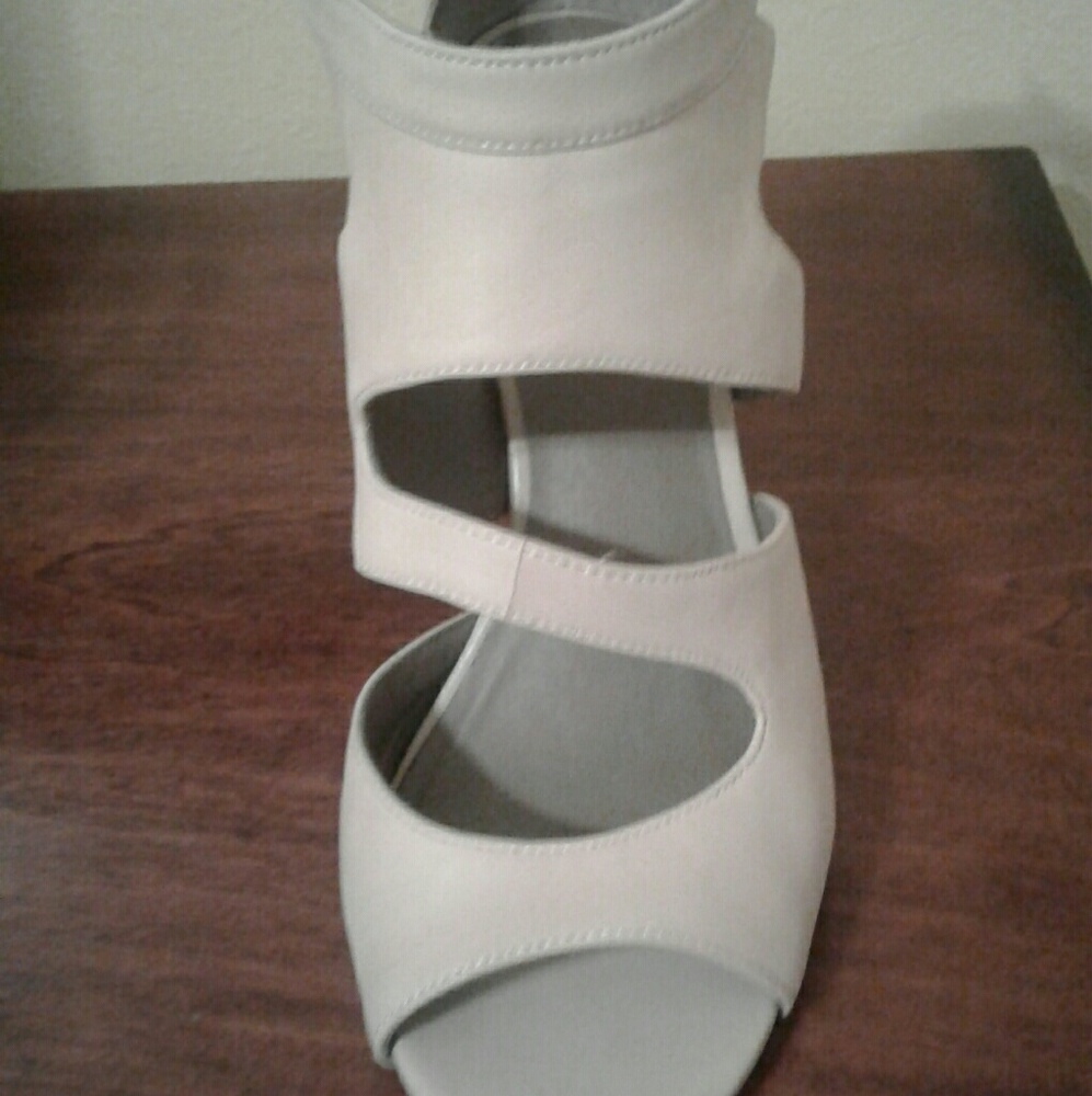 Levity heels - Picture 2 of 6